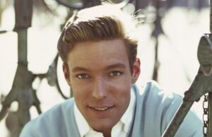 ¿Estaba casado Richard Chamberlain? Sobre su compañero Martin Rabbett – Hollywood Life