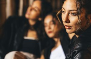 Los estadounidenses menores de 30 años son tan miserables que Estados Unidos acaba de caer a una rango históricamente bajo en el informe de la felicidad del mundo