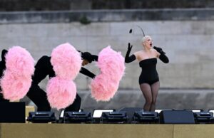 Thomas Jolly de la ceremonia de apertura olímpica en Lady Gaga, Rain, Sena