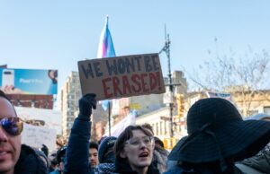 Puedes unirte a miles diciéndole a Trump lo que piensan de sus políticas de pasaporte anti-Trans. Aquí está como