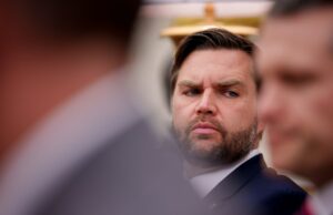 JD Vance y su esposa abuchearon mientras se asientan en el Centro Kennedy