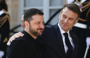 Impopular en casa, Emmanuel Macron juega en el líder mundial