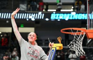 Obtener la pelota en manos de Chloe Kitts fue clave para el regreso de Carolina del Sur a la Final Four