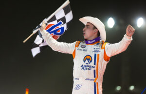 Salsa picante de Texas: Scelzi se defiende de la grava para la primera victoria de 2025 World of Outlaws