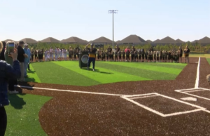 Nuevo césped instalado en Rusty Quave Sports Complex antes de las ceremonias de apertura de la liga de softbol