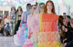 Katie Grand en el apoyo a la colección AW25 de Susan Fang junto a Dolce & Gabbana