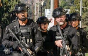 “Ha cambiado mi vida”. Ver Swat's Shemar Moore y el elenco se emocionan mientras reaccionan al envoltorio del espectáculo después de su cancelación