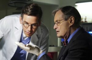 Acabo de hablar con Brian Dietzen de NCIS sobre la co-escritura del episodio del tributo de David McCallum, y él nos contó cómo reaccionaron los fanáticos a la despedida de Ducky