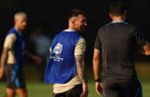 Messi sale herido mientras Argentina busca sellar el lugar de la Copa Mundial