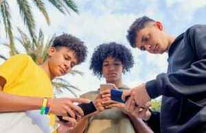Las prohibiciones del teléfono no ayudan a los niños a aprender a navegar por el mundo digital