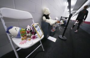 La comunidad de patinaje de Boston alberga el campeonato mundial incluso cuando llora a las víctimas del accidente aéreo