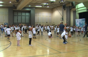 Más de 250 hijos de padres encarcelados participan en el campamento deportivo gratuito en Mesa