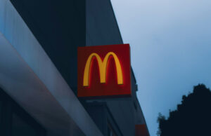 ¿Por qué los restaurantes McDonald's de hoy son tan aburridos y grises? …