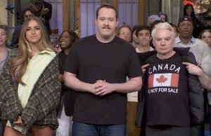 Mike Myers hace una declaración con la camisa “Canadá no está a la venta” en SNL '