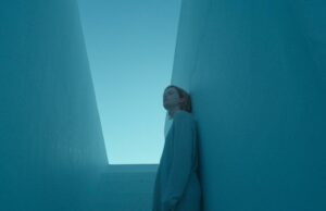 Emma Laird en el retrato de trauma de Alex Burunova