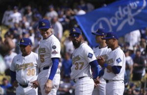 Los Dodgers celebran la victoria de la Serie Mundial 2024 con Ice Cube y Kirk Gibson en el primer partido