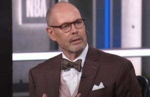 'Soy un poco de un policía de tráfico deshonesto': dentro de la NBA, Ernie Johnson se vuelve hilarantemente honesto sobre trabajar con Charles Barkley y Shaq