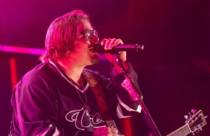 Hardy comparte sus momentos de gira más salvajes, ambos involucrando piernas protésicas