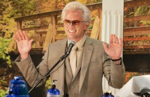 Walton Goggins dice que tenía el truco del pene doble en las piedras preciosas justas