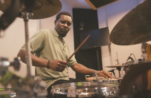 Yakou Daniel N'guessan celebra diversas culturas y comunidades a través de la música mundial