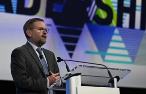 Jefe de AASA: las evaluaciones deben reflejar el mundo en el que los estudiantes viven ahora