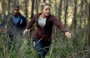 NCIS: El último episodio de Sydney incluyó una pelea brutal y una pelea de armas con tirolina. Sean Sagar y Tuuli Narkle compartieron con nosotros cómo fue filmar estas intensas escenas