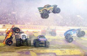 Fans que se dirigen al Camping World Stadium para Monster Jam