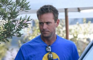 Armie Hammer usó Grindr para probar el sexo gay porque “las mujeres son las peores”