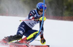 Mikaela Shiffrin se desliza a través de un curso difícil para obtener el liderazgo de primera carrera en Slalom en las finales de la Copa Mundial