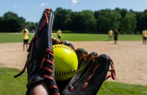 Partidos de béisbol y softbol de la escuela secundaria del jueves