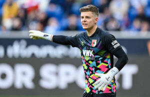 El portero de Augsburg, Dahmen, estaría abierto a la llamada de Inglaterra