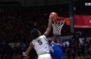 Eric Dailey Jr. de UCLA arroja un póster de una mano en transición vs. Purdue