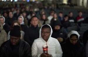 El Papa Francisco llega a una marca de hospitalización de 3 semanas después de darle a World una señal de su fragilidad