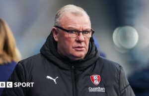 Steve Evans: Gerente de sacos de Rotherham United después de la derrota de Crawley