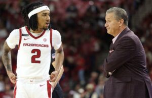 La estrella de Arkansas lesionada, Boogie Fland, se despejó para reanudar las actividades de baloncesto, podría regresar para el torneo de la NCAA