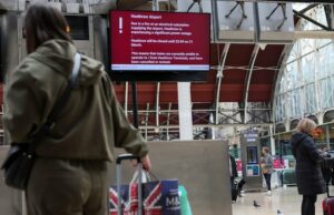 Hasta 300,000 pasajeros que enfrentan cancelaciones a medida que el aeropuerto Heathrow del Reino Unido se cierra debido al incendio