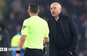 ARNE Slot: el jefe del Liverpool le dijo al árbitro Michael Oliver que lo 'culparía' si los rojos no ganen el título