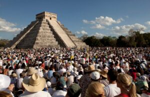 Turista arrestado, atacado por escalar el Templo Mayo Sagrado, espectáculos de video