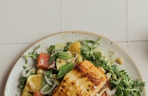 Ensalada de salmón con aderezo de naranja (receta fácil y saludable)
