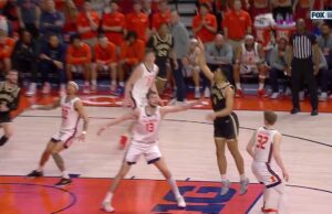 Trey Kaufman-Renn de Purdue se hunde flotando para anotar su punto de carrera número 1,000