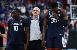 La carrera histórica del torneo de la NCAA de UConn llega a su fin, pero los Huskies disminuyen en un rendimiento honorable