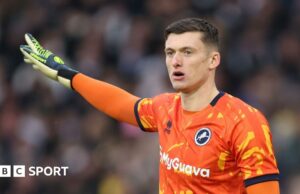Los fanáticos de Millwall aplauden al portero Liam Roberts después de Red Card contra Crystal Palace