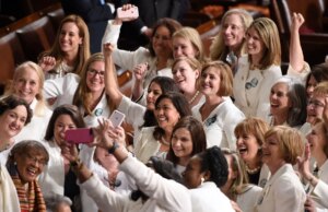 ¿Por qué las mujeres usan rosa y blanco en el discurso de Trump de esta noche?
