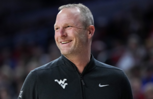Cambios de entrenador de baloncesto universitario: Darian Devries deja West Virginia para Indiana