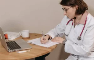 Por qué la atención médica se siente diferente cuando los médicos llaman los disparos