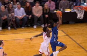 Jamiya Neal de Creighton arroja una volcada a dos manos para cortar la ventaja de San Juan
