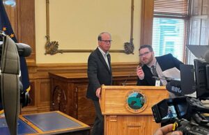 El gobernador Braun prohíbe a las mujeres trans de los deportes femeninos en las escuelas de Indiana
