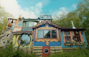 En 'Electric Garden', Ricky Boscarino lidera un recorrido por su caprichosa casa construida – Colosal