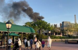 El fuego estalla en el Epcot de Walt Disney World, ya que el humo oscuro es atrapado en la cámara