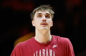 Grant Nelson de Alabama arroja a Poster Dunk, se burla del rival Auburn con una pose de 'Crimson Crane' durante la emocionante ganancia de OT